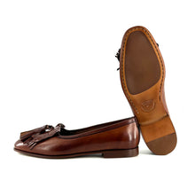 Load image into Gallery viewer, Mocassin Pompons et Patte Frangée en Cuir Cognac
