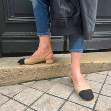 Load image into Gallery viewer, Ballerine Talon Ouvert  en Cuir Beige et Daim Noir
