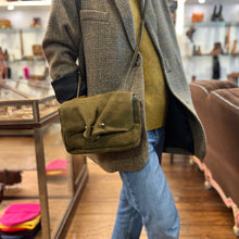 Load image into Gallery viewer, Petit Sac Bandoulière en Daim Kaki
