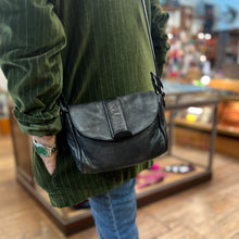 Load image into Gallery viewer, Petit Sac en Cuir Perforé Noir

