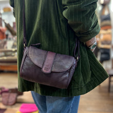 Load image into Gallery viewer, Petit Sac en Cuir Perforé Bordeaux
