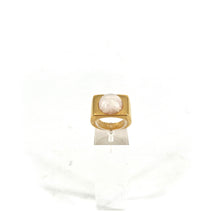 Charger l&#39;image dans la galerie, Large Bague Rectangulaire en Plaqué Or et Cabochon en Agate Blanche
