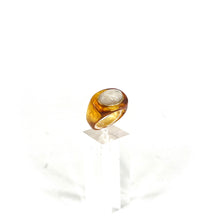 Charger l&#39;image dans la galerie, Bague Ovale en Acétate Tortoise et Cabochon Agate Blanche Serti Plaqué Or

