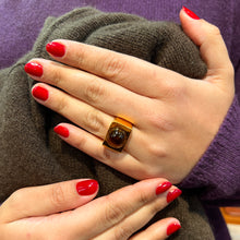 Charger l&#39;image dans la galerie, Large Bague Rectangulaire en Plaqué Or et Cabochon en Oeil de Tigre
