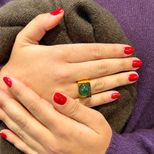 Charger l&#39;image dans la galerie, Large Bague Rectangulaire en Plaqué Or et Cabochon en Onyx Vert
