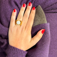 Charger l&#39;image dans la galerie, Large Bague Rectangulaire en Plaqué Or et Cabochon en Agate Blanche
