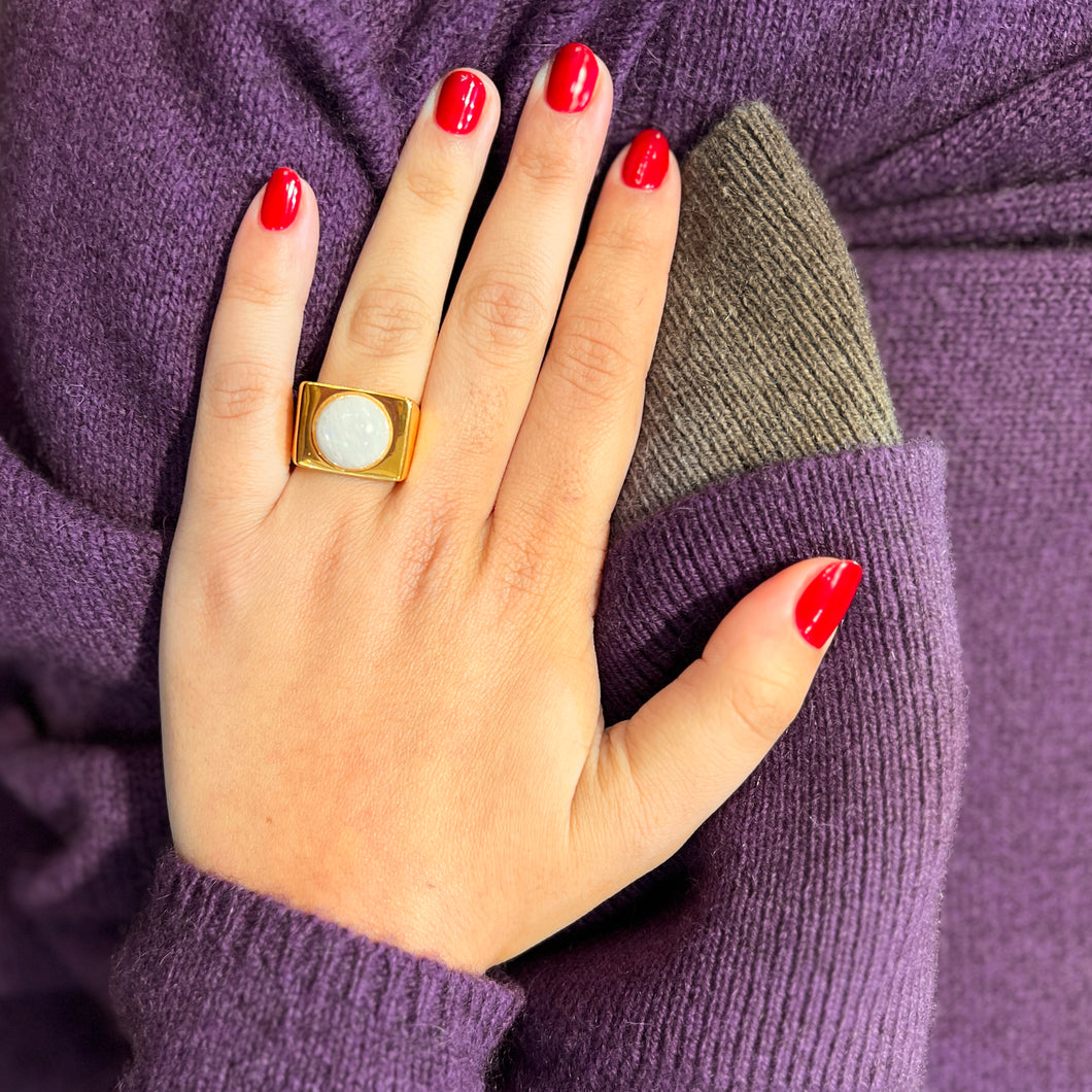 Large Bague Rectangulaire en Plaqué Or et Cabochon en Agate Blanche