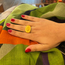 Charger l&#39;image dans la galerie, Large Bague Ovale en Plaqué Or et Cabochon Jaune
