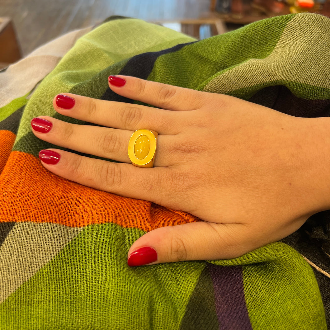 Large Bague Ovale en Plaqué Or et Cabochon Jaune