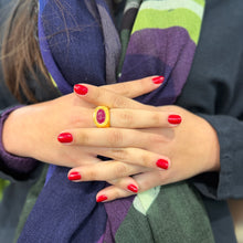 Charger l&#39;image dans la galerie, Large Bague Ovale en Plaqué Or et Cabochon Rose/Bordeaux
