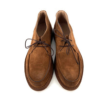 Load image into Gallery viewer, Chaussure Lacets Semi-Montante Semelle Vibram en Daim Camel
