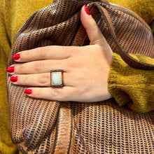 Charger l&#39;image dans la galerie, Large Bague en Acétate Tortoise et Agate Blanche Facettée Sertie Plaqué Or
