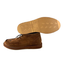 Load image into Gallery viewer, Chaussure Lacets Semi-Montante Semelle Vibram en Daim Camel
