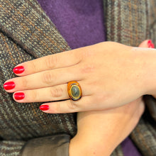 Charger l&#39;image dans la galerie, Bague Ovale en Acétate Tortoise et Cabochon en Labradorite Serti Plaqué Or
