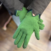 Load image into Gallery viewer, Gants Tactiles en Laine Vert et Finitions en Cuir Multicolores
