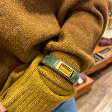 Charger l'image dans la galerie, Jonc en Acétate Vert Marbré Cabochon Oeil de Tigre
