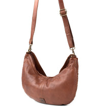 Charger l'image dans la galerie, Sac Porté Épaule et Bandoulière Format Banane en Cuir Camel et Clous Vieil Or
