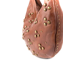 Charger l'image dans la galerie, Sac Porté Épaule et Bandoulière Format Banane en Cuir Camel et Clous Vieil Or
