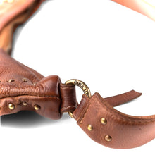 Charger l'image dans la galerie, Sac Porté Épaule et Bandoulière Format Banane en Cuir Camel et Clous Vieil Or
