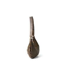 Charger l'image dans la galerie, Sac Porté Épaule et Bandoulière Format Banane en Cuir Lavé Kaki
