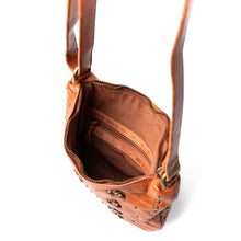 Charger l'image dans la galerie, Sac Bandoulière en Cuir Lavé Cognac et Clous Vieil Or
