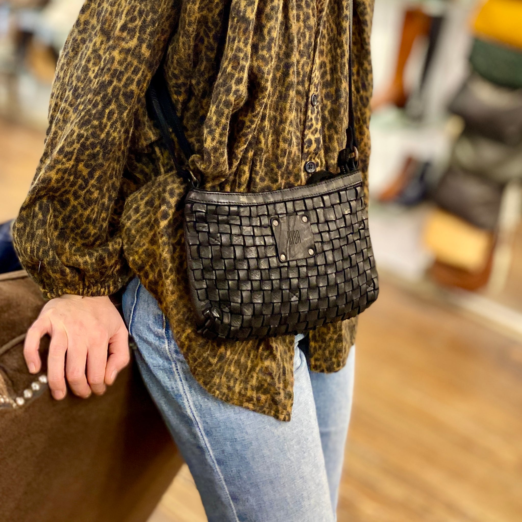 Mini-Sac Tressé en Cuir Noir Porté Travers - Main Image