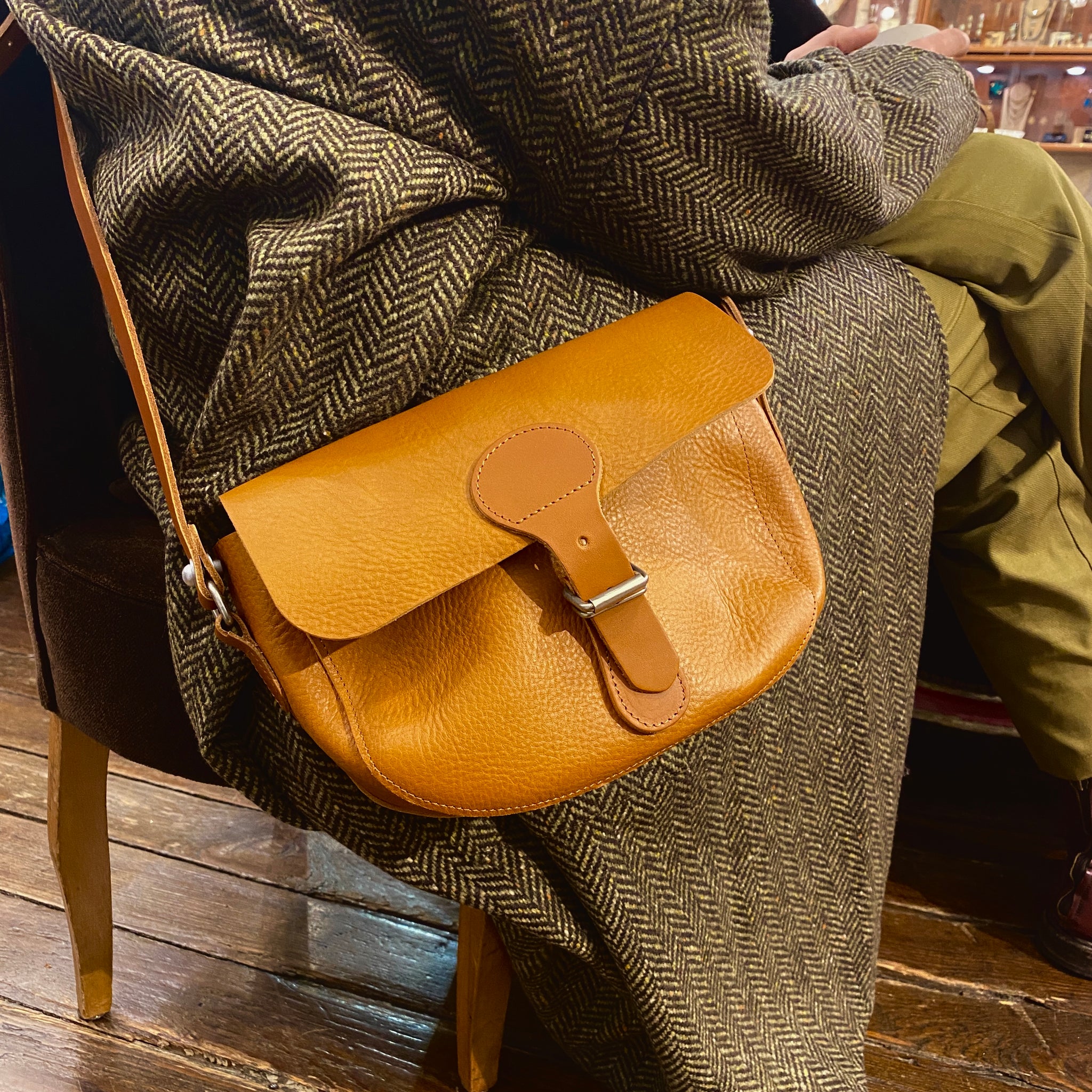 Besace GARY en Cuir Camel ESTELLON Gary IDK-lé – IDK-Lé