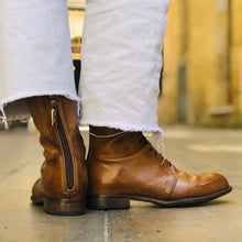 Load image into Gallery viewer, Chaussure Lacets Montante Tige Haute Zippé Intérieur en Cuir Dégradé Cognac
