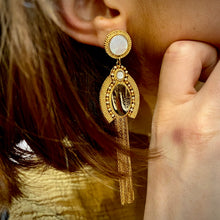 Load image into Gallery viewer, Boucles d&#39;Oreilles CLAUDIA GM en Plume et Nacre Blanche
