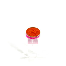 Charger l&#39;image dans la galerie, Large Bague en Plexiglas Fuschia et Résine Orange Motif Lion
