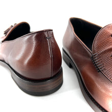 Charger l&#39;image dans la galerie, Mocassin à Pompons en Cuir et Cuir Texturé Armagnac
