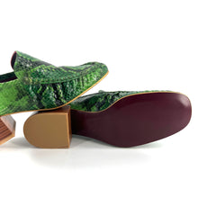 Charger l&#39;image dans la galerie, Mocassin AMORE Talon Trotteur en Cuir Imprimé Python Vert
