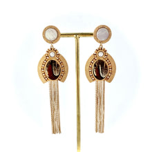 Charger l&#39;image dans la galerie, Boucles d&#39;Oreilles CLAUDIA GM en Plume et Nacre Blanche
